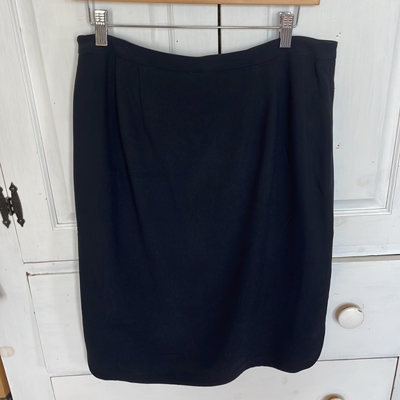 Pencil skirt with floral design- brand new. - Picture 4 of 6